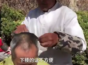 7旬老人街头理发17年只收3元,已帮儿还清房贷,网友:真的牛