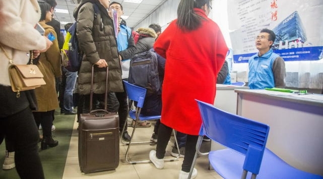 年后招聘场面堪比春运 体力好比有文凭受欢迎