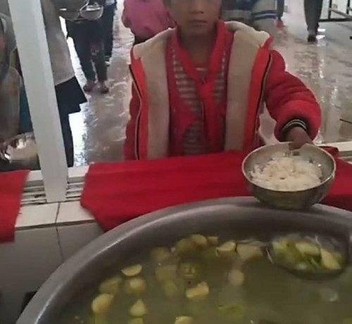 ѧУ1000��Ǯ�Ļ�ʳ������ӣ��ҳ�֪���󶼷�ŭ�ˣ�