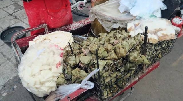���������ϵİ���С����������ӵ����ĳɶ�ζ��
