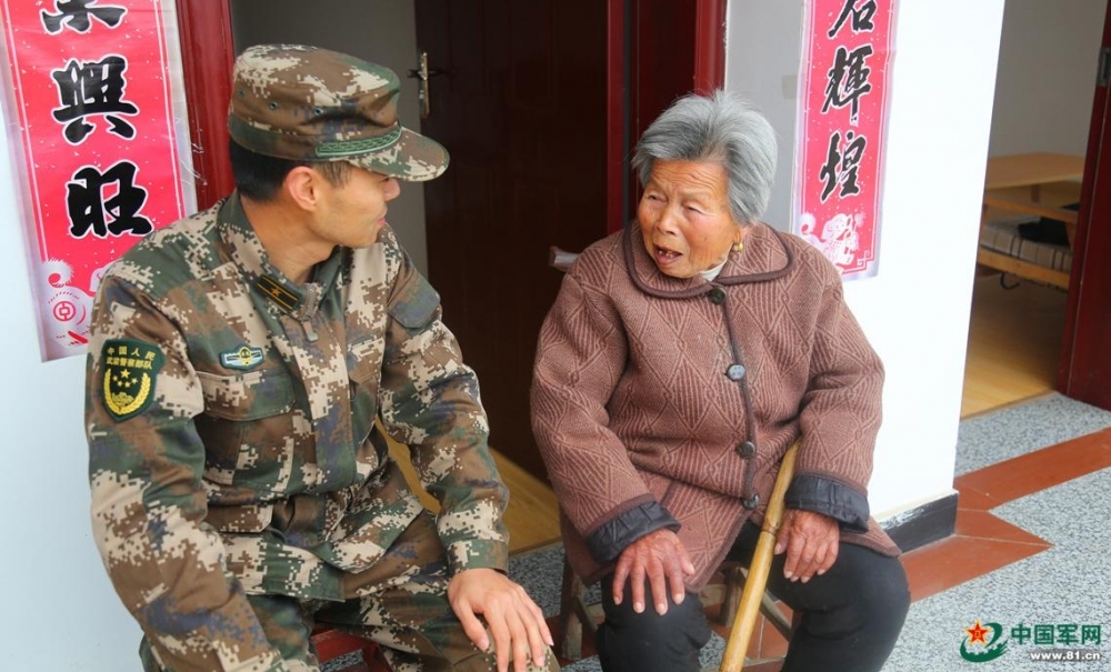 武警“雷锋”官兵:敬老院老人们的“兵儿子”