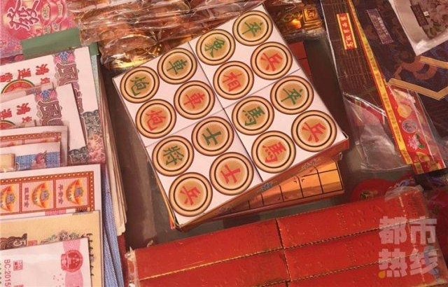 清明节祭品“赶时髦” 有吃有住还包洗护