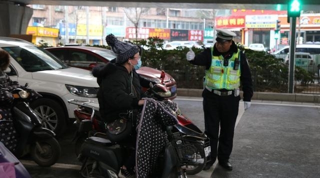 郑州锛偱诛紓交警程胜的倔强人生……