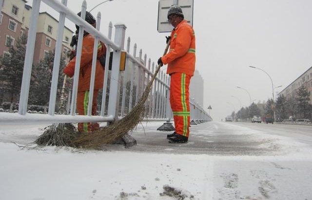 鸡西市迎来狗年首场大雪 环卫工人昼夜清雪保畅通