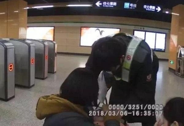 孩子头部流血不止 地铁站务员帮忙包扎伤口
