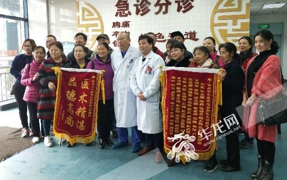 暖新闻|400多名患者集体送锦旗“惊”到医生