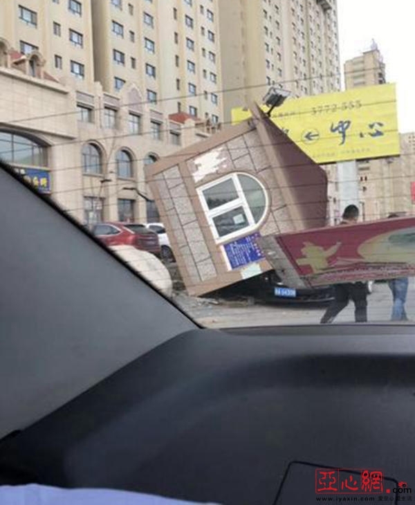 乌鲁木齐大风好大力 吹倒岗亭砸了轿车