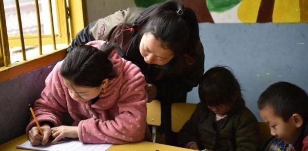 贵州31岁妈妈和5岁女儿同上学前班