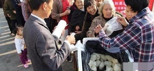 河南一商店每天免费送馒头给老人后被迫关门:我不要馒头,给我钱