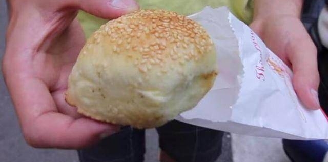 男子摆摊卖这种烤馒头,每月收入一万多,老板却嫌不快乐想转行!