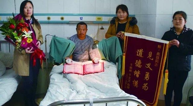 手拽麻绳跳入 15 米深井救乡亲…给肥城大哥点赞