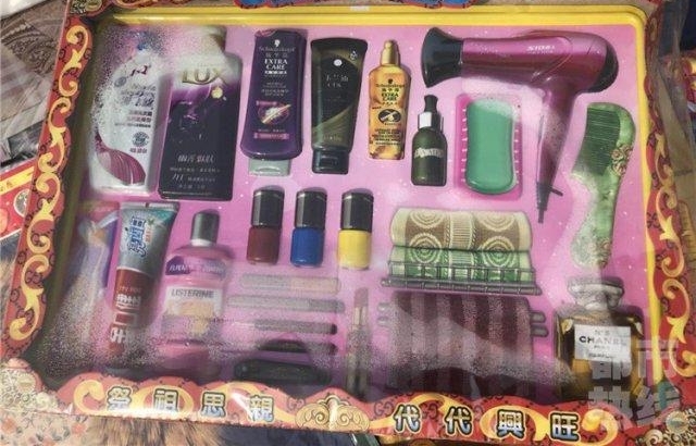 清明节祭品“赶时髦” 有吃有住还包洗护