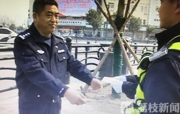 巾帼不让须眉!女辅警狂追几百米 抓获网上逃犯