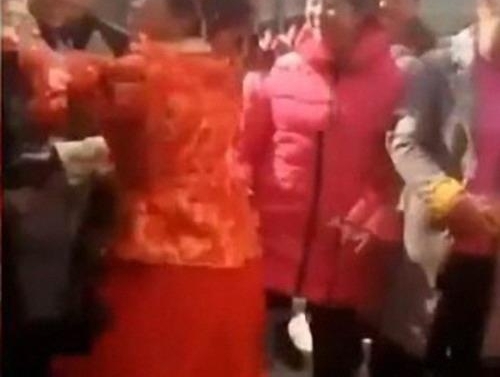 婚礼新人“一拜高堂”,伴郎一个动作,被新娘起身连甩2嘴巴