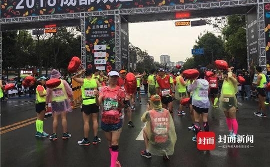 三万人集结彩虹大道 双遗马拉松即将开跑