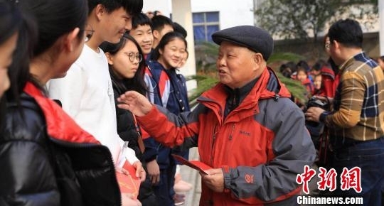 身患癌症坚守承诺 浙江七旬农民热心助学22载