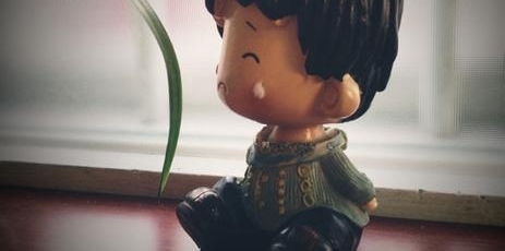 母亲去世男孩被继父撵走,一年后收到快递,跪在继父坟前泣不成声