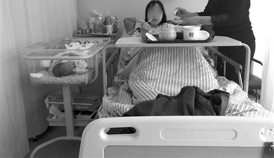 来不及了!94年母亲在楼道里生二胎 物业和社工搭起临时产房