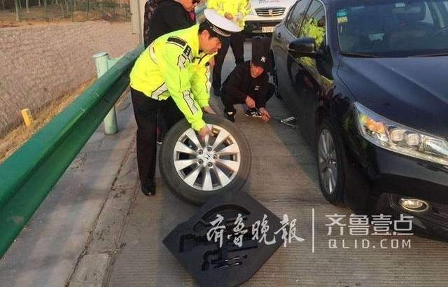 车辆高速上故障,青岛同三高速交警帮忙换轮胎
