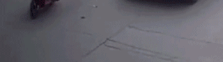 ����ͼ�㣺Ů���ﳵ�����Ķ���ͻȻ���� ����󷽽γ���ѹ