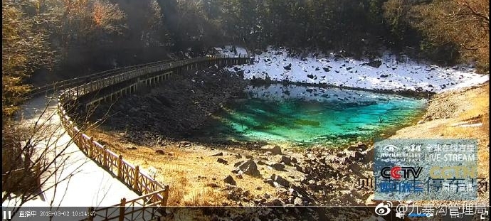 九寨沟开放首日:未结冰的艳丽五彩池 游览者大呼惊奇