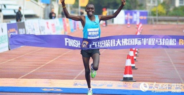 2018 荣县大佛国际半程马拉松激情开跑