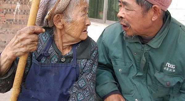 孝顺农村老汉背母看病,六年来风雨无阻,此情感动天