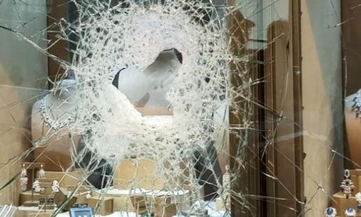 如果你遇到持枪匪徒怎么办?香港中环珠宝店遭抢劫 损失1448万元