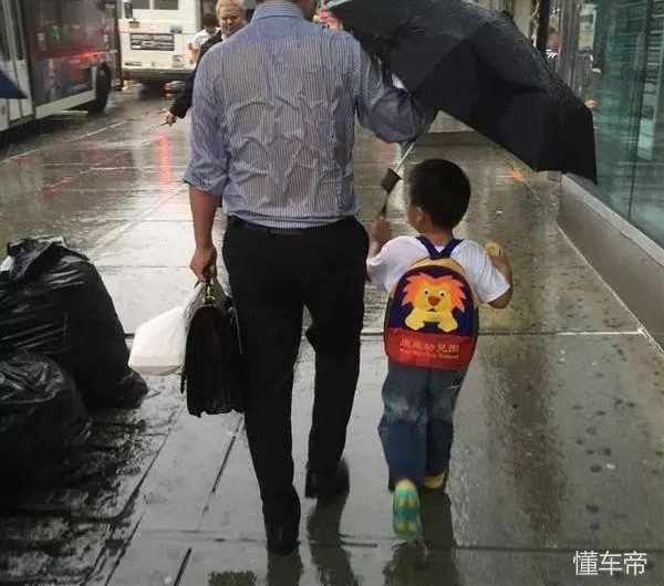 你在美国开法拉利,父亲却在跑滴滴供你留学,网友:孩子该懂事啦