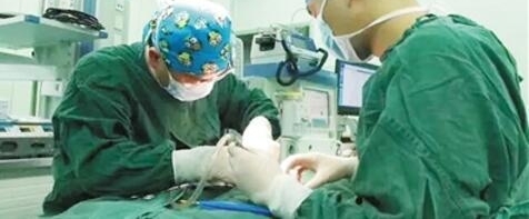 救护车带病危新生儿疾驰1600公里 争分夺秒挽救生命