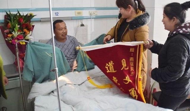 手拽麻绳跳入 15 米深井救乡亲…给肥城大哥点赞