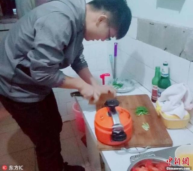 ����һ������20��ʳ�ķ�У Ϊ������������ȫϯ��