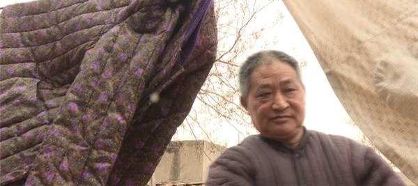 妻子患病生活难自理 暴脾气丈夫变暖男照顾12年