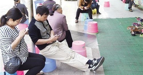 人民日报:孩子只一个童年 别让手机阻碍情感交融