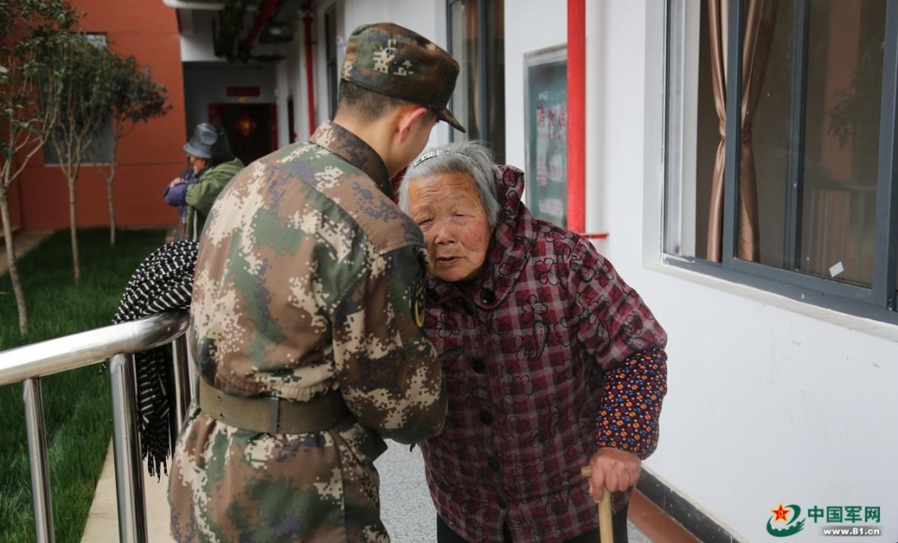 武警“雷锋”官兵:敬老院老人们的“兵儿子”