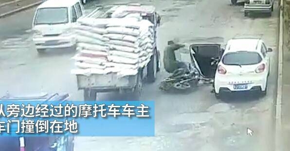 轿车突然开门,致摩托司机倒地被碾身亡