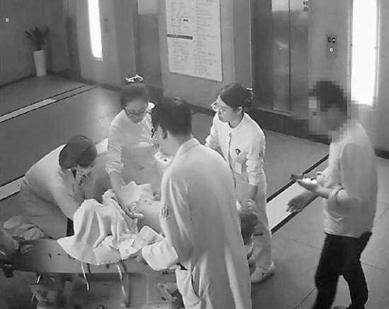 孕妇怀胎7月上厕所突然早产 医生用3根手指救了她