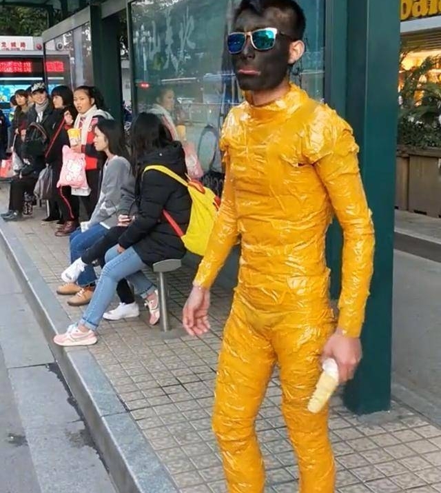 男子用胶带缠满全身自制保暖衣,称其效果异常好,唯一就是没口袋