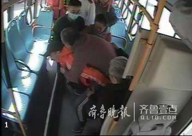 乘客突犯心脏病,济南公交变身救护车直奔医院