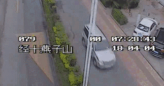 破窗、喷辣椒水,交警怒砸了这辆逆行车!视频有点刺激…