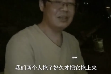 男子在河边散步,岸边浮起不明物体,捞起一看竟是只58斤巨型鳖