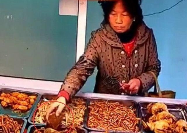 老太到肉食店买牛肉,监控拍下令人羞耻的一幕