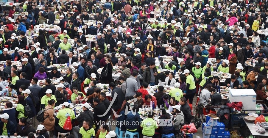 江苏金湖:4000人同吃龙虾宴 场面壮观