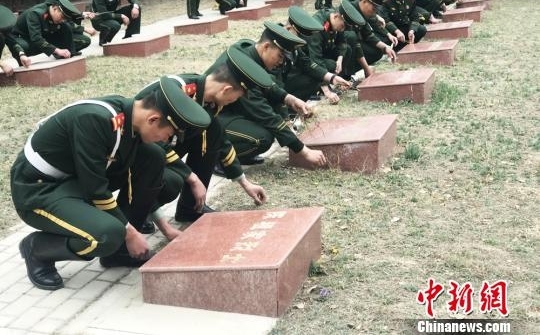 �����侯�ٱ�����ʱ�ڼ�Ӣ��������