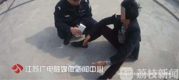 “公主抱”解救轻生男 民警:“我给你温暖给你拥抱”