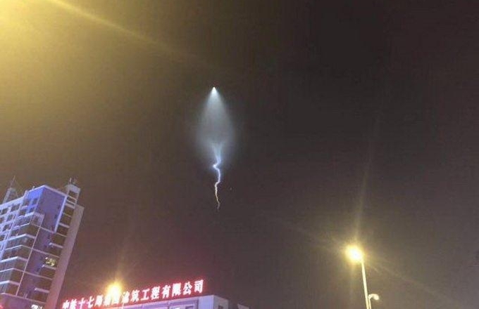 北京上空惊现似不明飞行物异象 锥形头蛇尾啥来头?