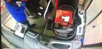 小伙子扶了一把 姑娘打急救电话 公交顺路送回家……