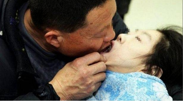 继父足不出户,每天“亲吻”女儿,真相让人落泪