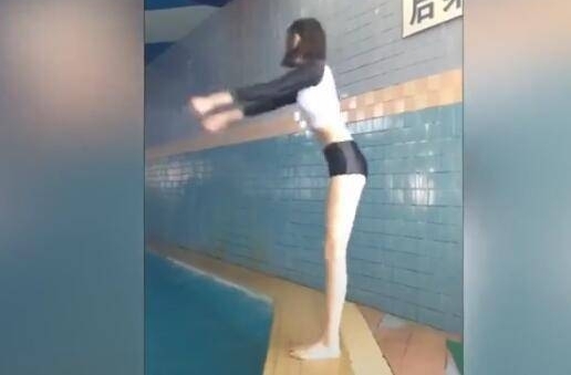 校花身高178腿长108 撞脸李溪芮 拍搞笑泳装视频走红