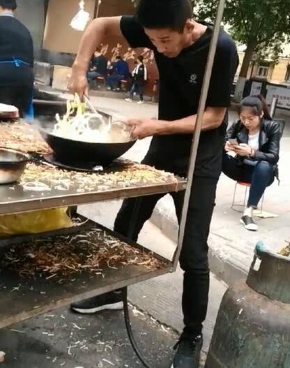 路边一家炒饭的小伙吸引了我,炒个饭怎么感觉要打人一样?